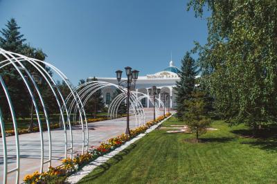 Благоустроенная пешеходная аллея с зелёными насаждениями